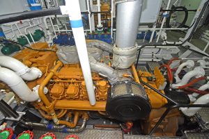 The Caterpillar 3508C main engine and Heimdal 9.438:1 gearbox, on which two PTSs drive large-capacity Rexroth load-sensing pumps.