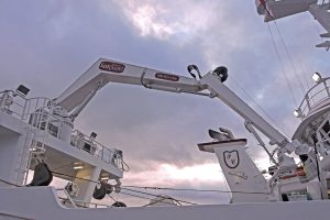 The SeaQuest 4t/11m knuckle-boom crane, mounted atop the trawl gantry, is fitted with a powerblock featuring hydraulic tilt and continual rotation.