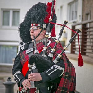 … after being welcomed by bagpiper Calum Lawrie.