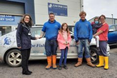 Mission area officer Claire McIntosh receives the £1,600 cheque from Cas Par Cas Scotland director Neal Forman and his family.