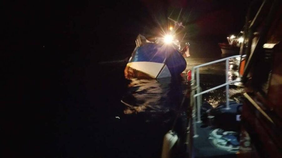 Dungeness lifeboat aids French fishermen
