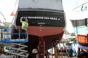 Steve Green’s team finishing the repaint of La Vagabonde des Mers.